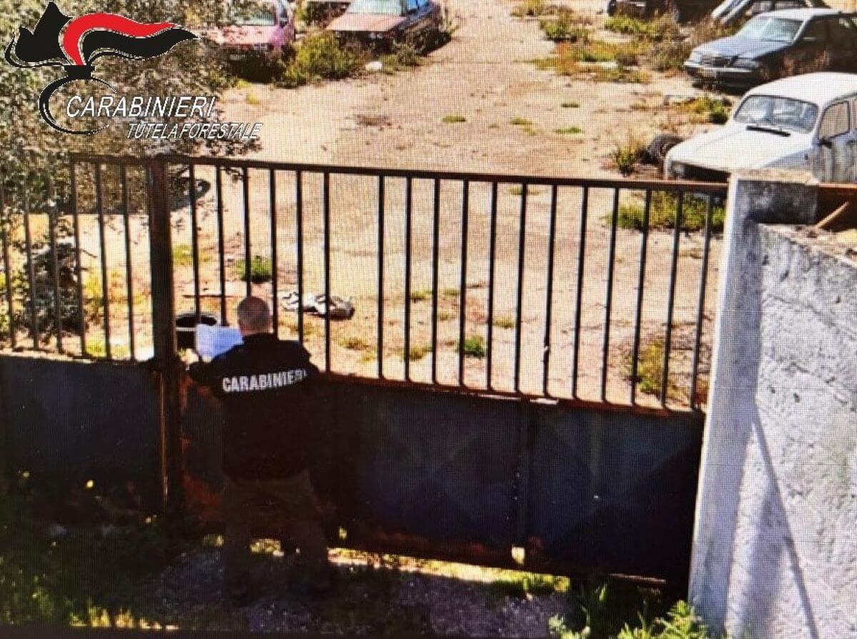 Sava, un “cimitero” di auto cannibalizzate su terreni privati: denunciato un imprenditore