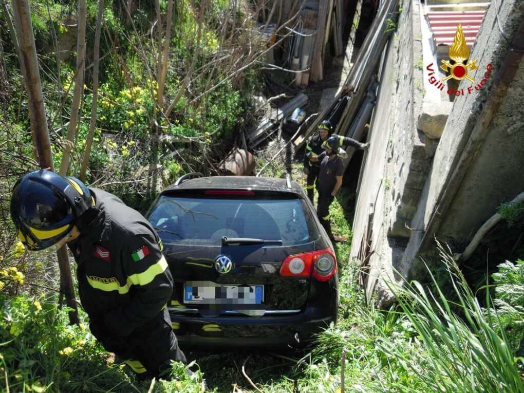 Ferrandina, dimentica di inserire il freno a mano e l’auto precipita in un dirupo