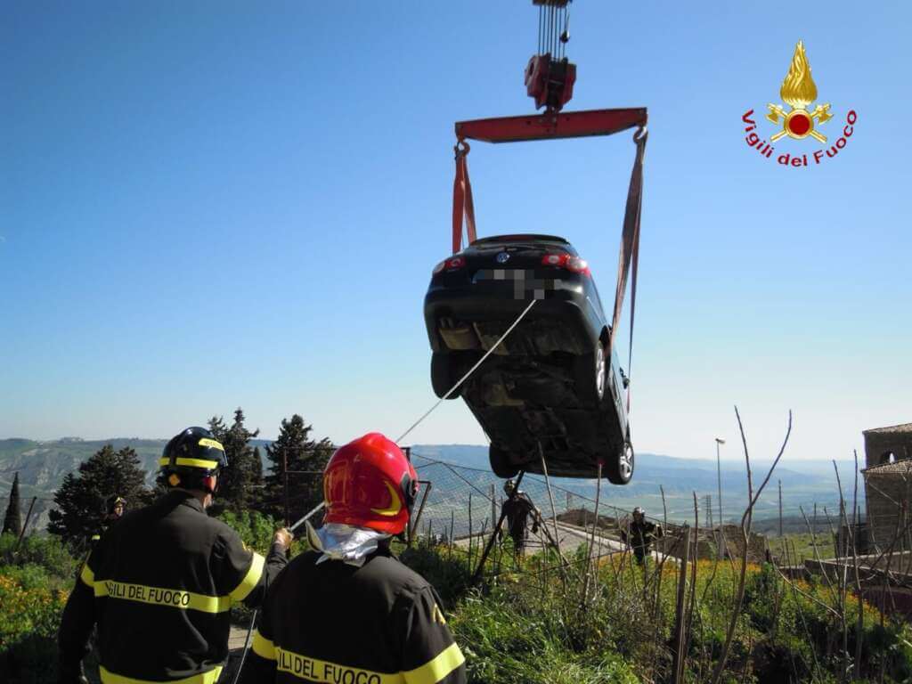 Ferrandina, dimentica di inserire il freno a mano e l’auto precipita in un dirupo