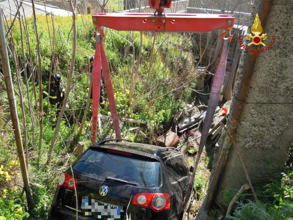 Ferrandina, dimentica di inserire il freno a mano e l’auto precipita in un dirupo