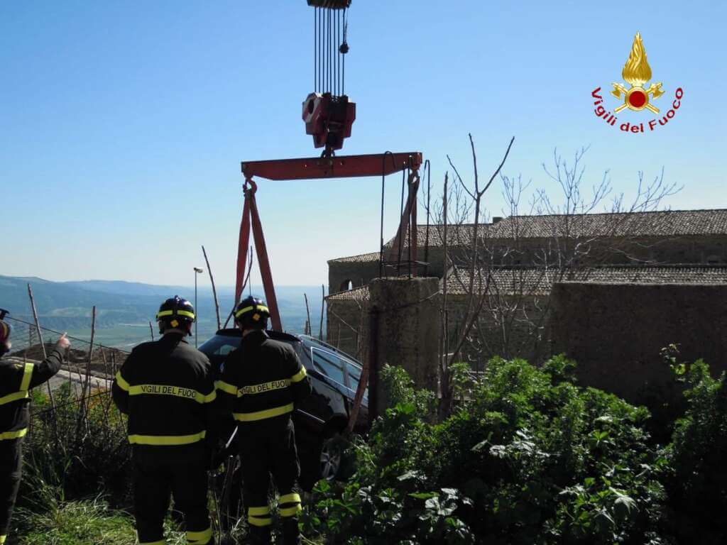 Ferrandina, dimentica di inserire il freno a mano e l’auto precipita in un dirupo