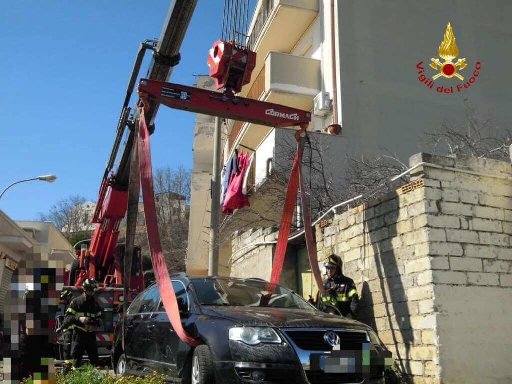 Ferrandina, dimentica di inserire il freno a mano e l’auto precipita in un dirupo