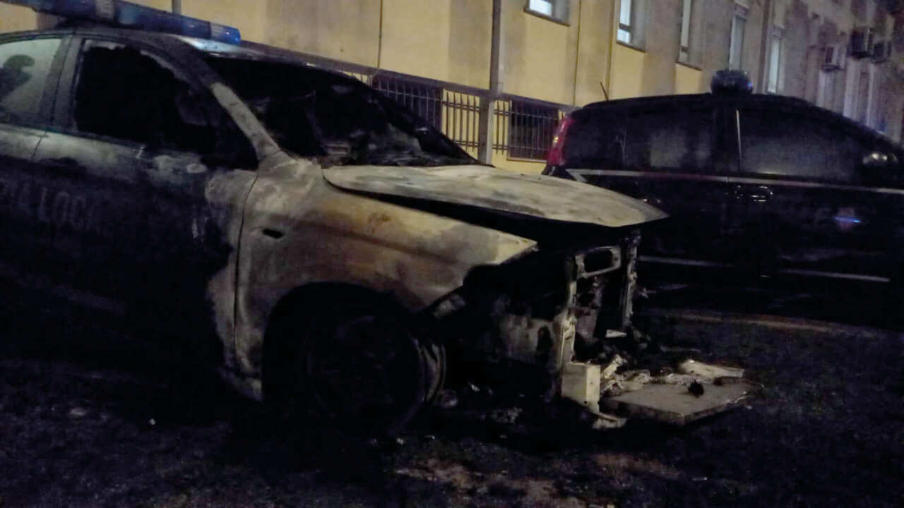 Oria, auto della Polizia locale distrutte in un incendio: le telecamere riprendono i responsabili Oria, auto della Polizia locale distrutte in un incendio: le telecamere riprendono i responsabili