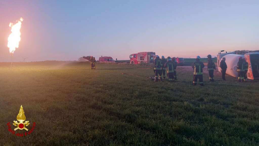 Galleria foto 'Autocisterna carica di Gpl si ribalta a Cerignola: intervengono i vigili del fuoco' - foto 3