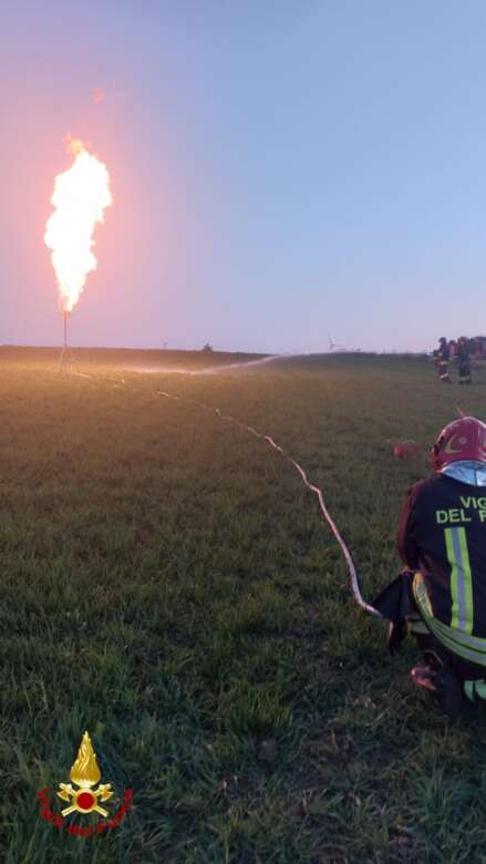 Galleria foto 'Autocisterna carica di Gpl si ribalta a Cerignola: intervengono i vigili del fuoco' - foto 1