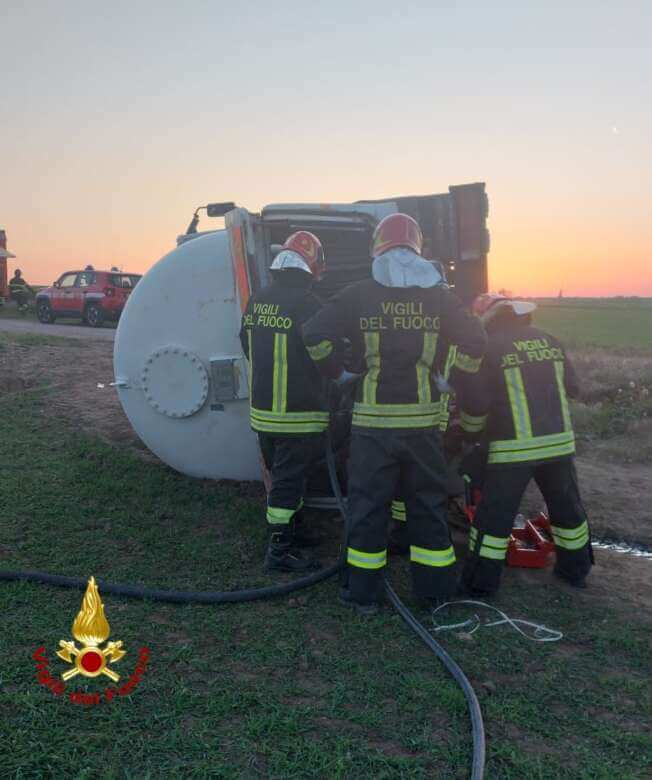 Galleria foto 'Autocisterna carica di Gpl si ribalta a Cerignola: intervengono i vigili del fuoco' - foto 2