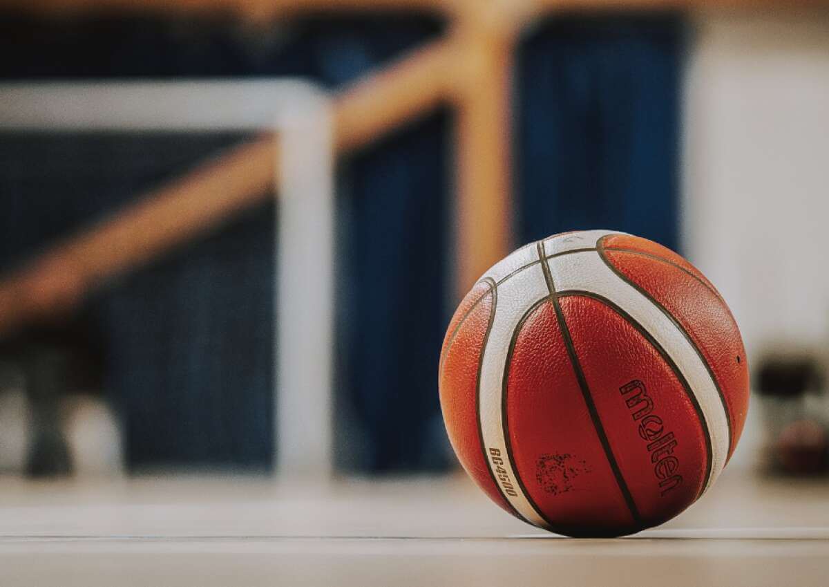 Canosa di Puglia, armato di coltelli minaccia gli spettatori durante partita di basket: arrestato 30enne