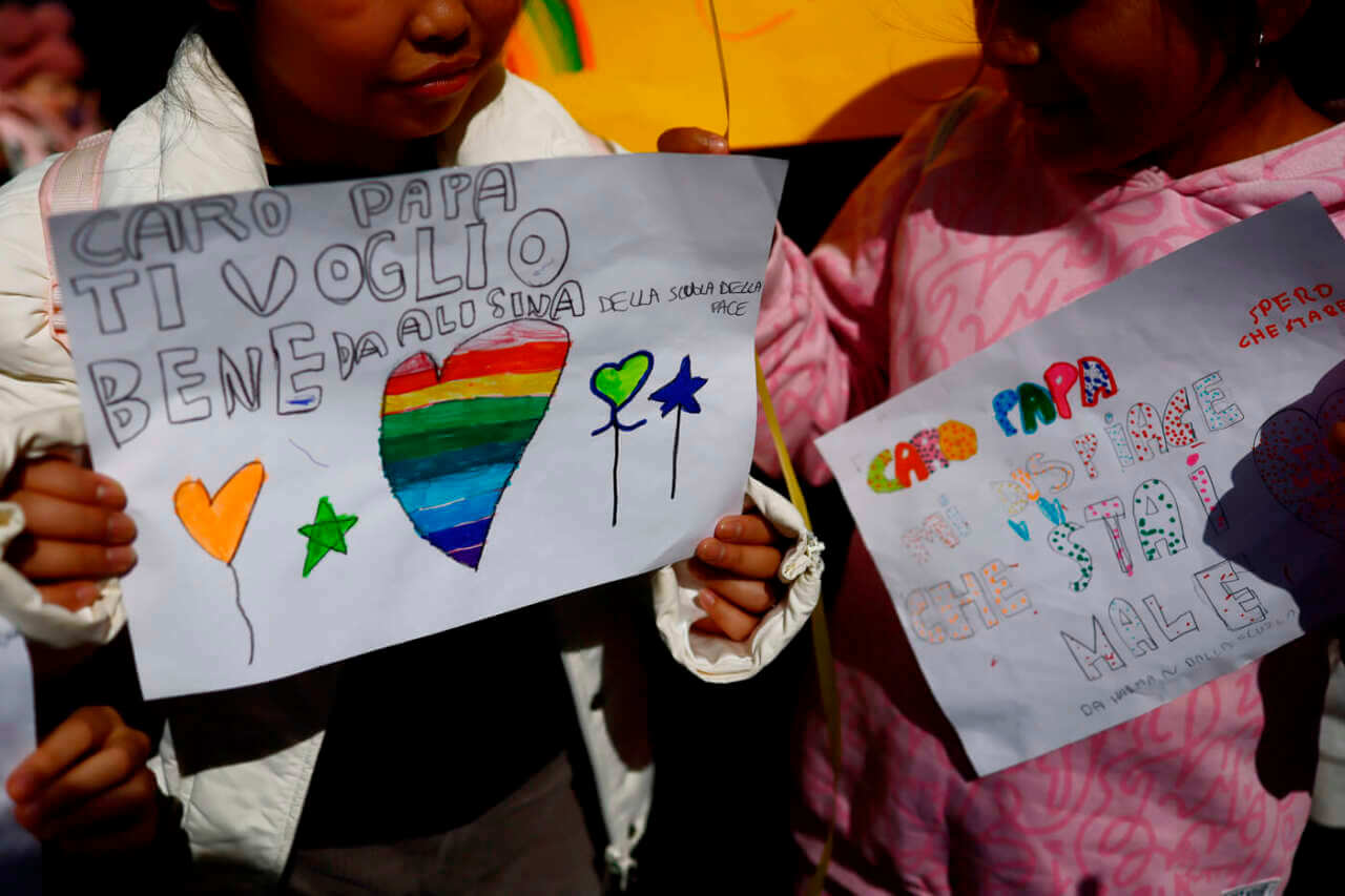 Il messaggio di Papa Francesco per l’Angelus: «La fragilità non impedisce di amare». E i bimbi gli donano rose Il messaggio di Papa Francesco per l’Angelus: «La fragilità non impedisce di amare». E i bimbi gli donano rose