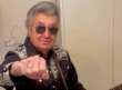 Malore durante un concerto per Bobby Solo: il cantante costretto a interrompere l’esibizione – VIDEO
