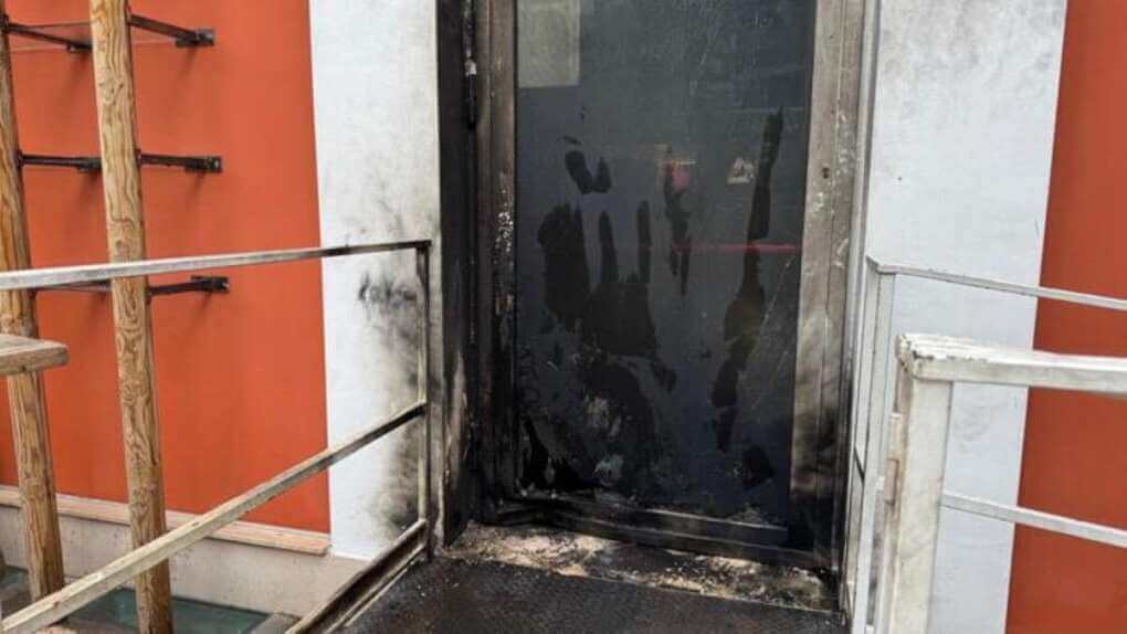 Paura nella notte a Trani, bomba esplode davanti a un bar: indagini in corso