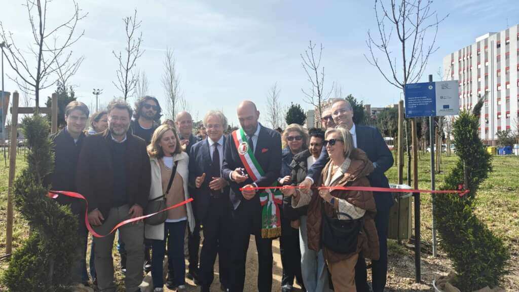 Bari, 905 alberi e 1193 arbusti: inaugurato a Japigia il bosco urbano dedicato alle vittime del Covid – FOTO