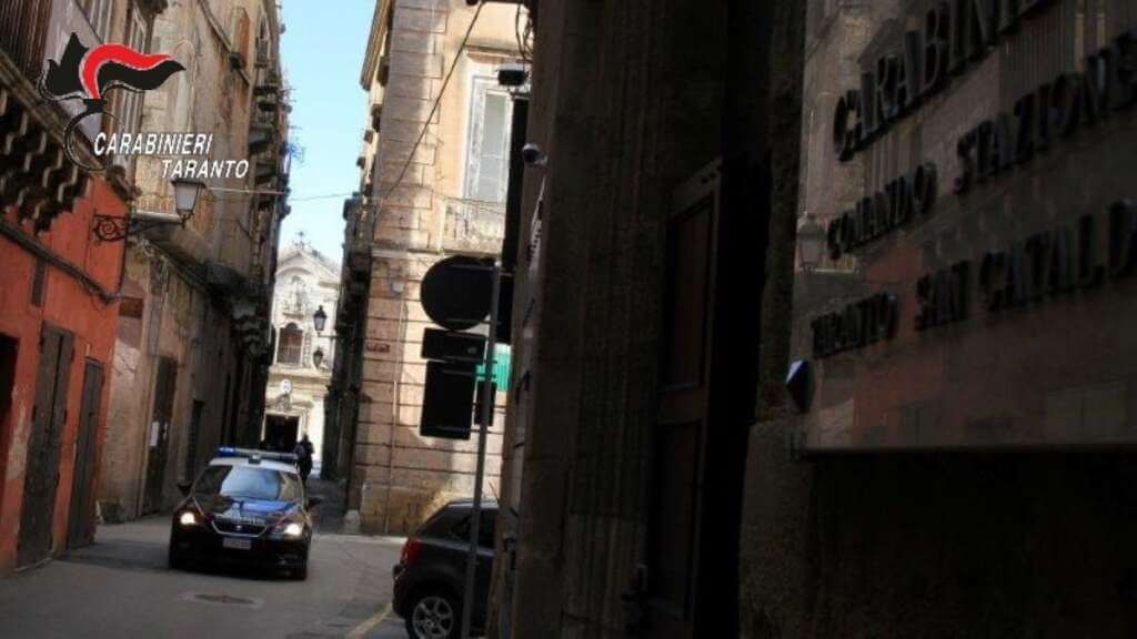 Galleria foto 'Taranto, nasconde una pistola sotto le scarpe del figlio minorenne: arrestato un 37enne' - foto 1