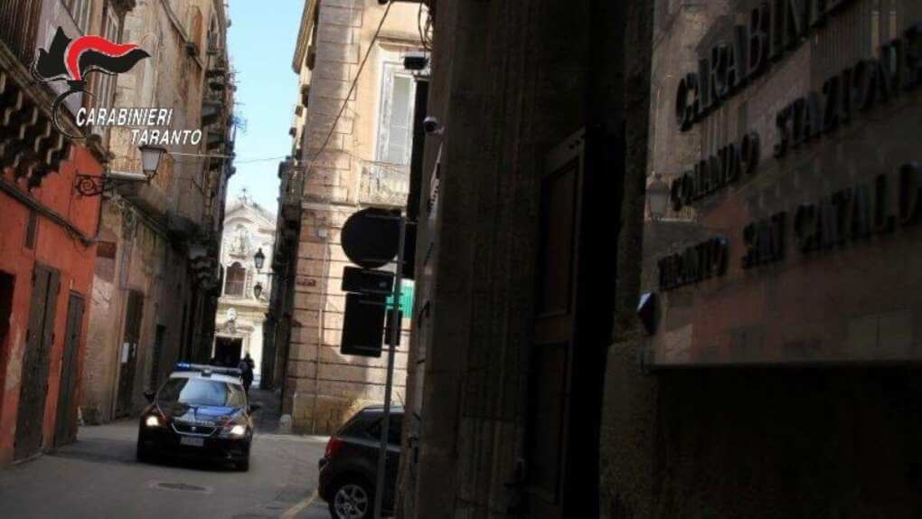 Taranto, nasconde una pistola sotto le scarpe del figlio minorenne: arrestato un 37enne