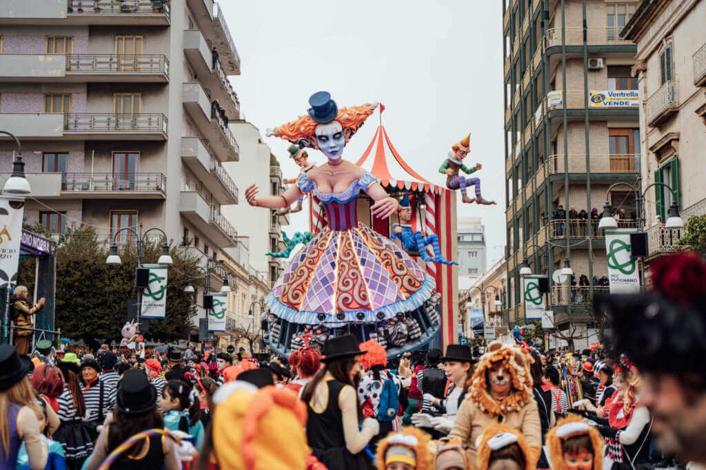 Galleria foto 'Carnevale di Putignano: 25mila presenze per la terza serata. Cresce l’attesa per il gran finale a ritmo di tamburello – FOTO' - foto 16