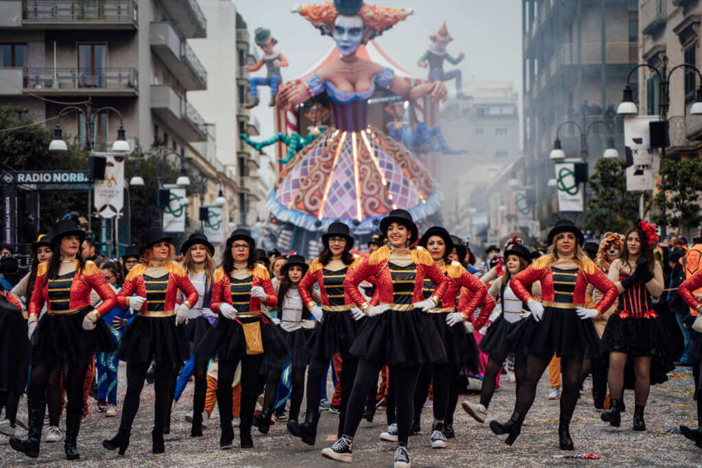 Galleria foto 'Carnevale di Putignano: 25mila presenze per la terza serata. Cresce l’attesa per il gran finale a ritmo di tamburello – FOTO' - foto 19
