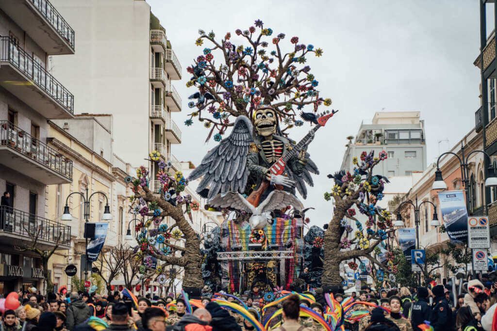Galleria foto 'Carnevale di Putignano: 25mila presenze per la terza serata. Cresce l’attesa per il gran finale a ritmo di tamburello – FOTO' - foto 37