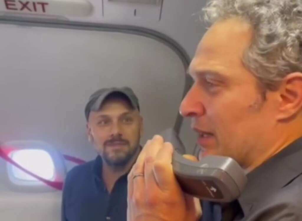 Galleria foto 'Claudio Santamaria presenta “Il Nibbio” sul volo Palermo-Bari: sorpresa per i passeggeri – VIDEO' - foto 1