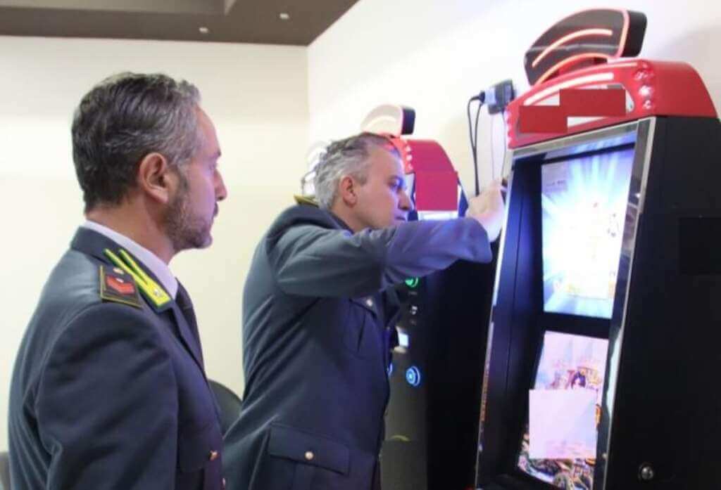 Galleria foto 'Taranto, controlli in bar e circoli ricreativi: sequestrate 16 slot machine irregolari, 3 denunce' - foto 1