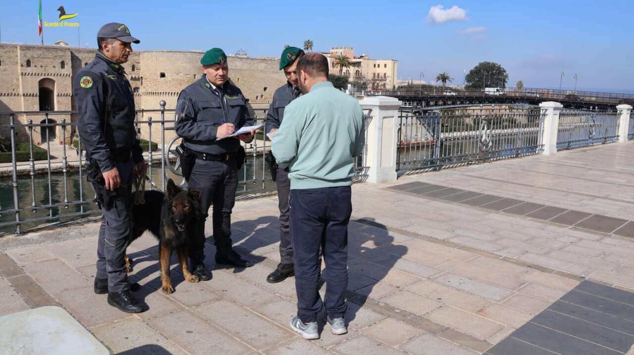 Taranto, controlli antidroga della Gdf: sequestrate numerose dosi, 19 persone segnalate