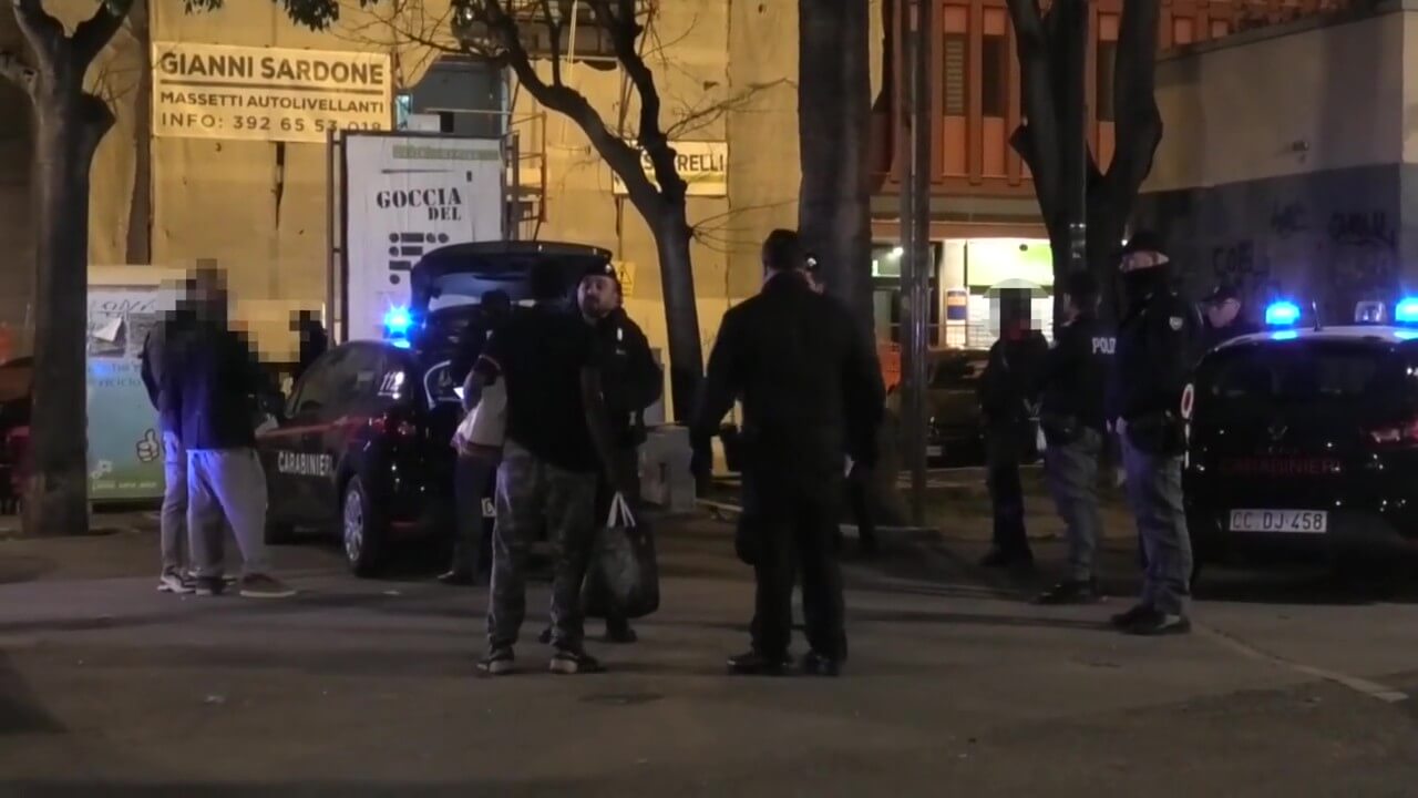 Bari, operazione interforze nelle piazze del centro: controlli a tappeto di polizia, carabinieri e Gdf – VIDEO