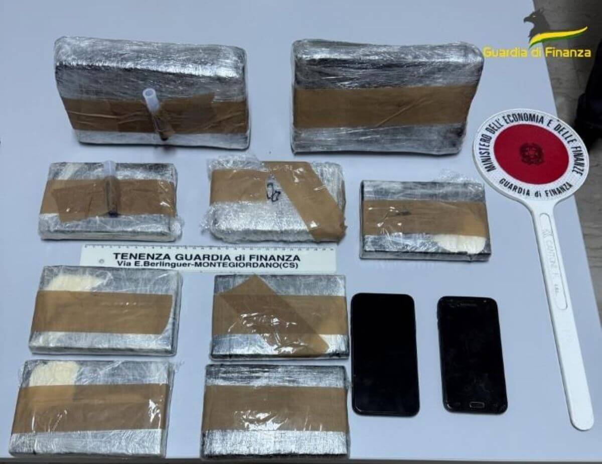 Dalla Puglia alla Calabria con 4,5 chili di eroina: arrestato un corriere della droga