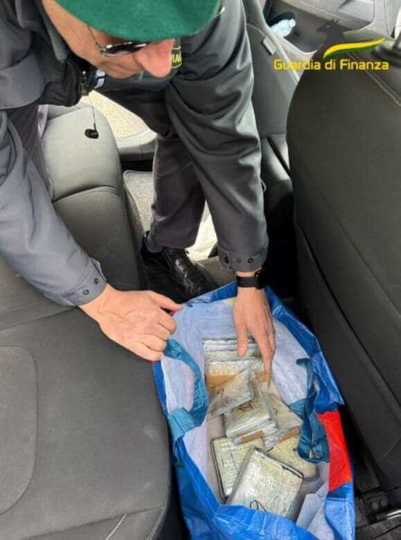 Galleria foto 'Dalla Puglia alla Calabria con 4,5 chili di eroina: arrestato un corriere della droga' - foto 4