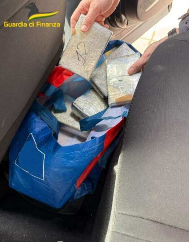Galleria foto 'Dalla Puglia alla Calabria con 4,5 chili di eroina: arrestato un corriere della droga' - foto 1