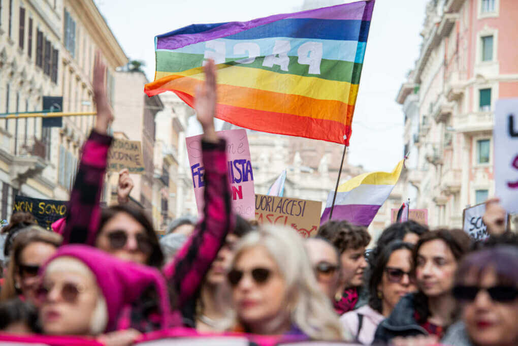 Cortei fucsia in Italia, lo slogan: «Lotto, boicotto e sciopero» Cortei fucsia in Italia, lo slogan: «Lotto, boicotto e sciopero»