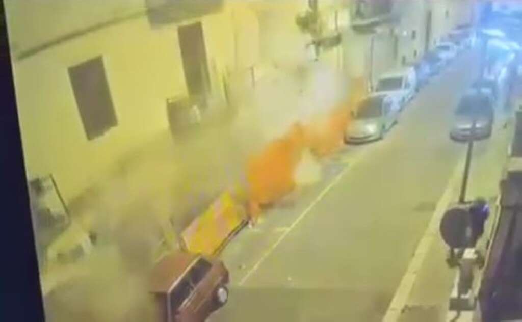 Galleria foto 'Bari, la 74enne in ospedale: «È in Rianimazione ma cosciente». Il momento del crollo – VIDEO' - foto 1