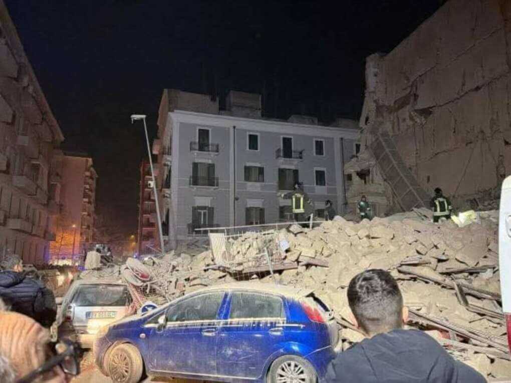 Palazzina crollata a Bari, sul posto il sindaco Leccese. La testimonianza: «Rumore fortissimo, poi solo polvere» – VIDEO