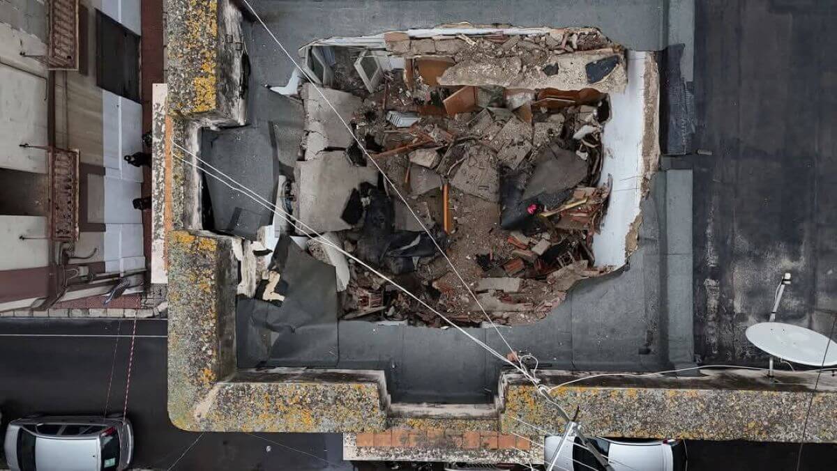 Taranto, crolla il solaio: i calcinacci sfiorano una culla. Un anziano e una famiglia salvi per miracolo