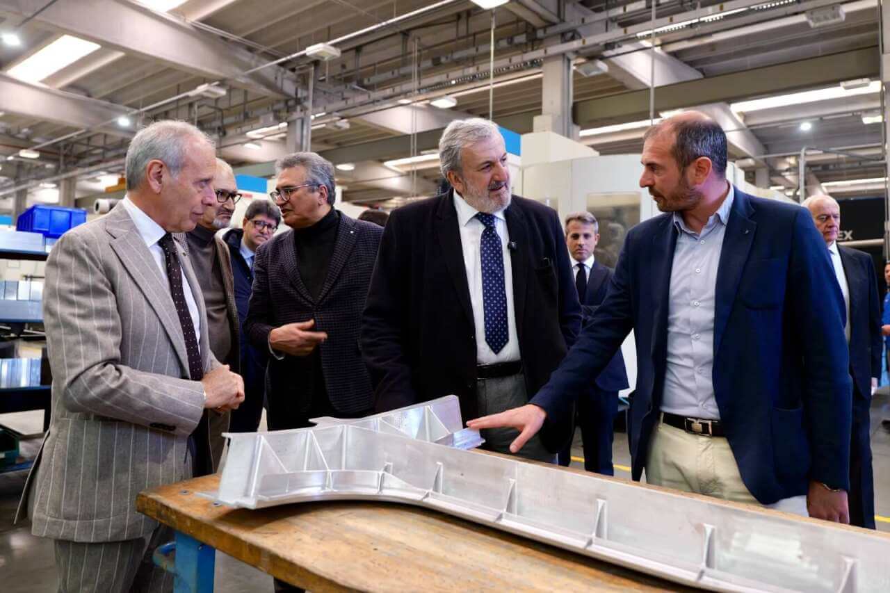 Brindisi, l’azienda aeronautica Dema acquisita dal gruppo Adler. Emiliano: «Felici del salvataggio» – VIDEO Brindisi, l’azienda aeronautica Dema acquisita dal gruppo Adler. Emiliano: «Felici del salvataggio» – VIDEO