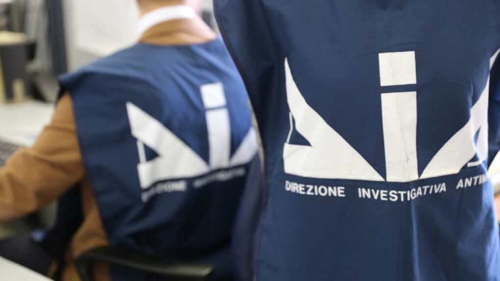 Mafia, confiscati beni per 23 mln a uomini di due clan: sigilli a ville, auto e orologi di lusso Mafia, confiscati beni per 23 mln a uomini di due clan: sigilli a ville, auto e orologi di lusso