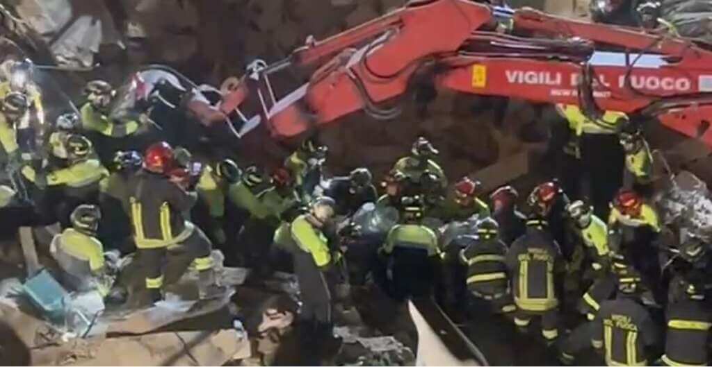 Galleria foto 'Palazzina crollata a Bari, la 74enne è salva: estratta dalle macerie. «Appare in buone condizioni» – VIDEO' - foto 7