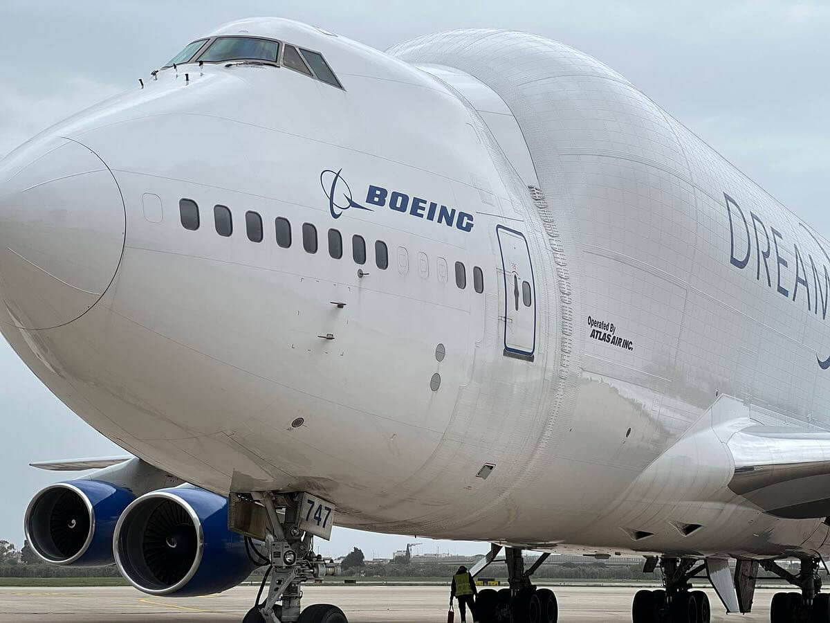 Non può atterrare a Grottaglie a causa del maltempo: il Dreamlifter arriva a Bari – FOTO