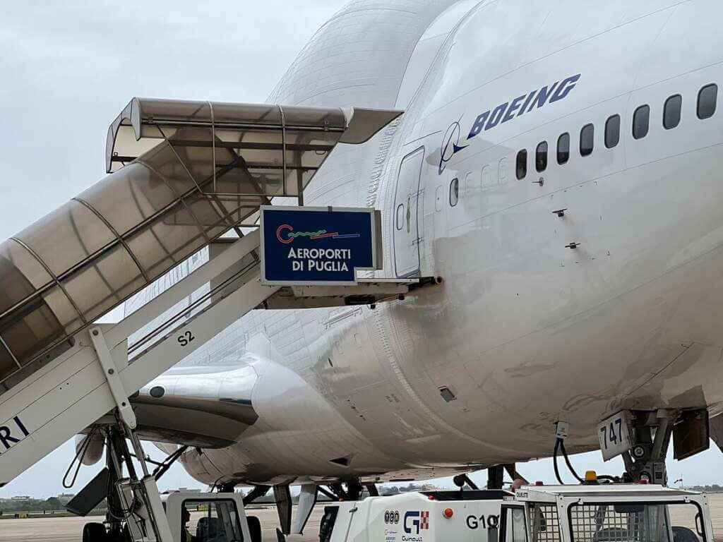 Non può atterrare a Grottaglie a causa del maltempo: il Dreamlifter arriva a Bari – FOTO