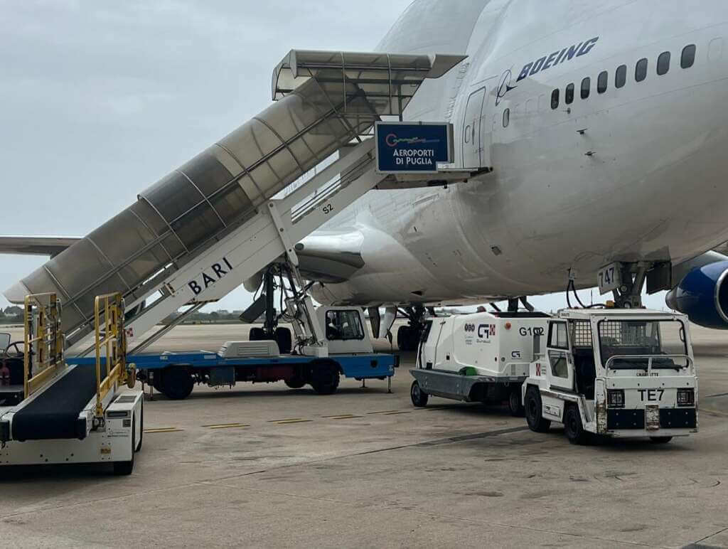 Non può atterrare a Grottaglie a causa del maltempo: il Dreamlifter arriva a Bari – FOTO