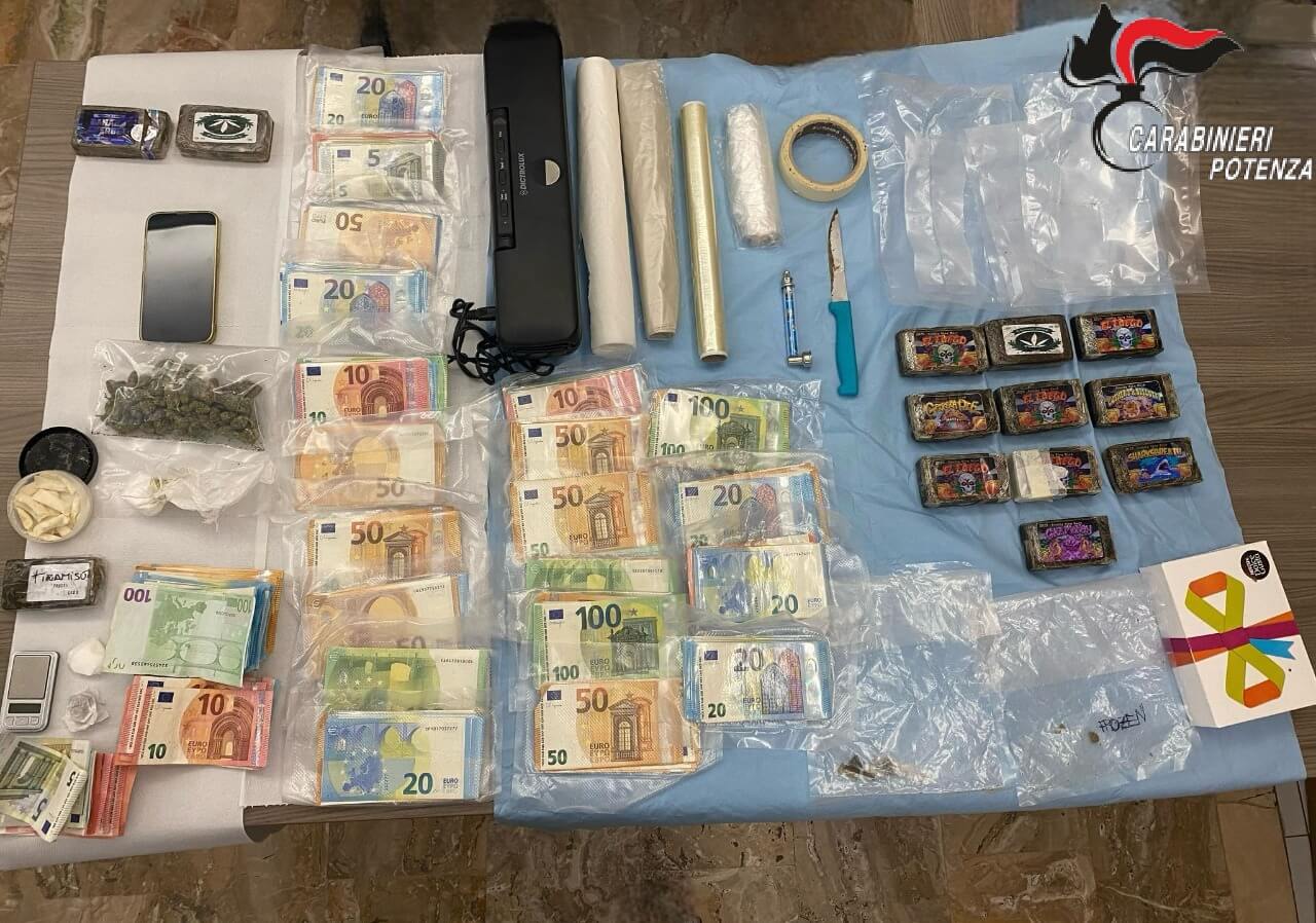 Potenza, oltre un chilo di droga e 20mila euro in contanti in casa: arrestata giovane coppia Potenza, oltre un chilo di droga e 20mila euro in contanti in casa: arrestata giovane coppia