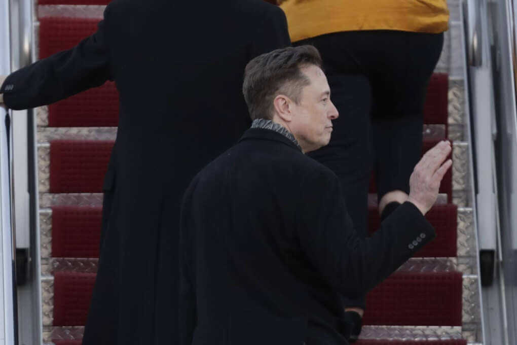 Ucraina, Musk: «Se disattivo Starlink crolla Kiev». Schlein: «Meloni vuole ancora consegnargli la sicurezza nazionale»