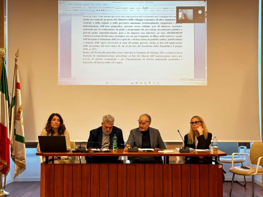 Galleria foto 'Brindisi, dalla Puglia proposte al Governo per il Piano di trasformazione di Eni Versalis' - foto 1