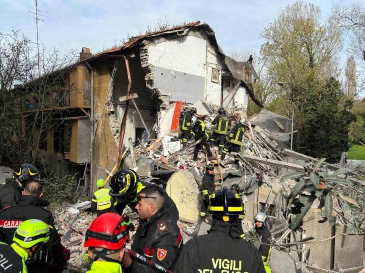 Crolla una palazzina di 3 piani a Roma, forse una fuga di gas: un uomo estratto dalle macerie Crolla una palazzina di 3 piani a Roma, forse una fuga di gas: un uomo estratto dalle macerie