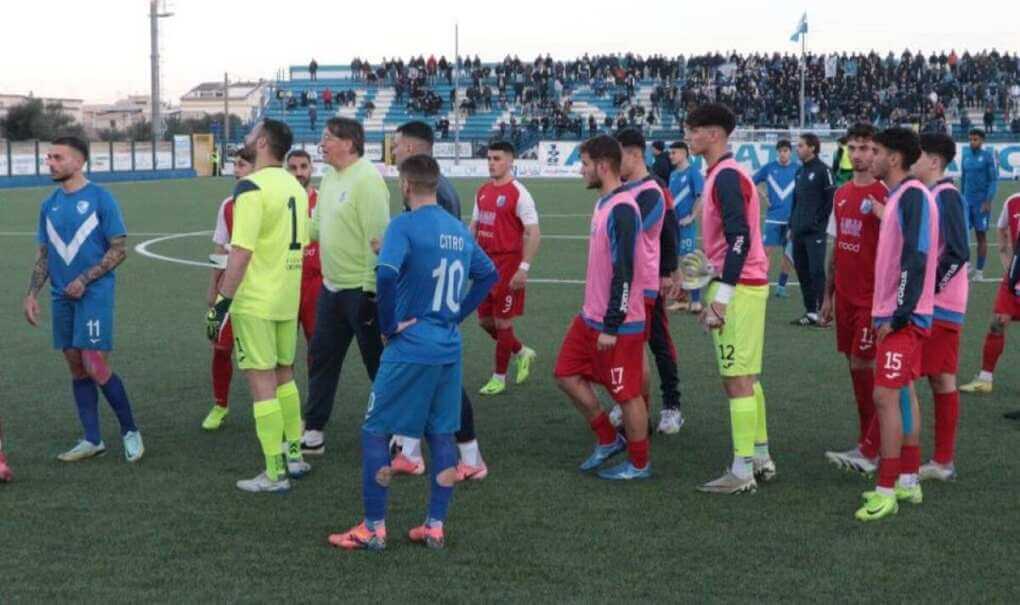 Serie D, lancio di oggetti in campo durante Fasano-Brindisi: colpito un giocatore, gara sospesa