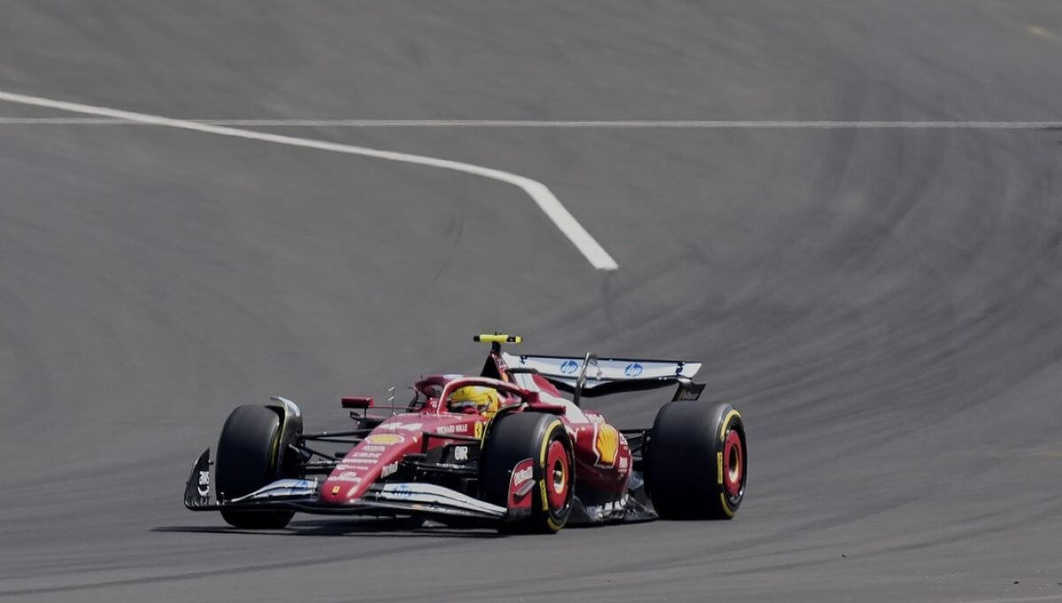 F1, doppietta McLaren in Cina: vince Piastri davanti a Norris, Ferrari in difficoltà
