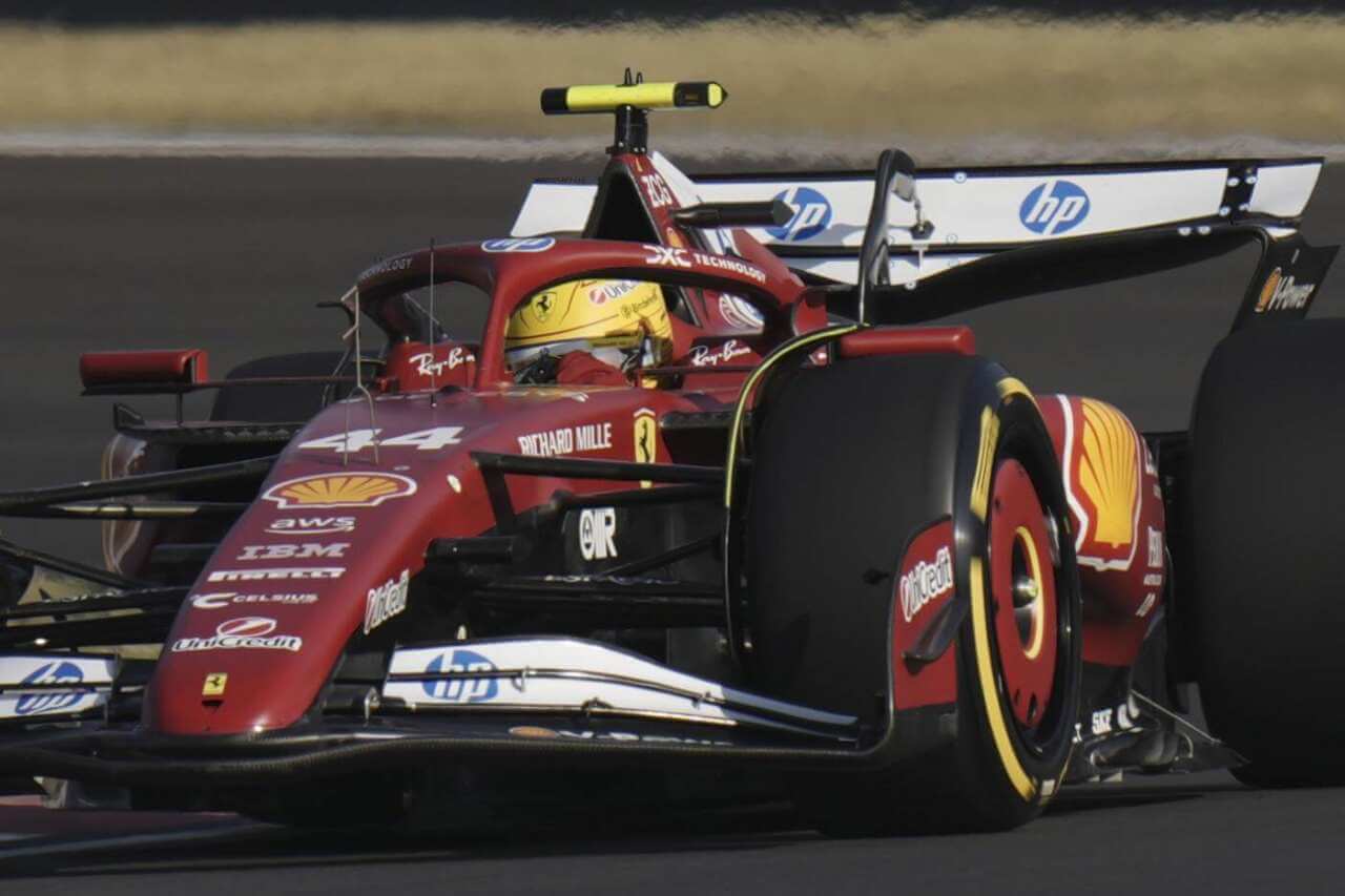Formula 1, Hamilton vola a Shanghai: pole con Ferrari nella gara Sprint al Gp della Cina Formula 1, Hamilton vola a Shanghai: pole con Ferrari nella gara Sprint al Gp della Cina