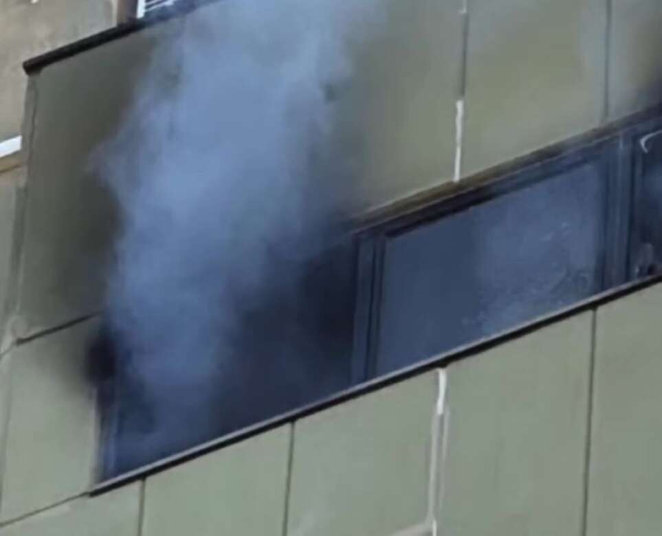 Galleria foto 'Taranto, in fiamme un appartamento al 18esimo piano di un grattacielo in viale Unicef: nessun ferito' - foto 1
