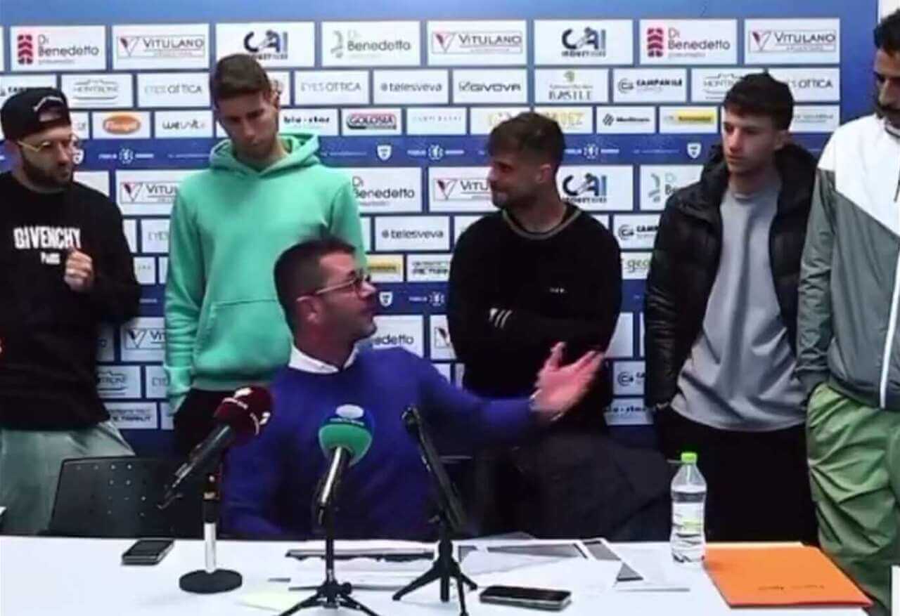 Fidelis Andria, in conferenza il presidente chiede ai suoi calciatori: «Avanzate 1 euro da me?» – VIDEO