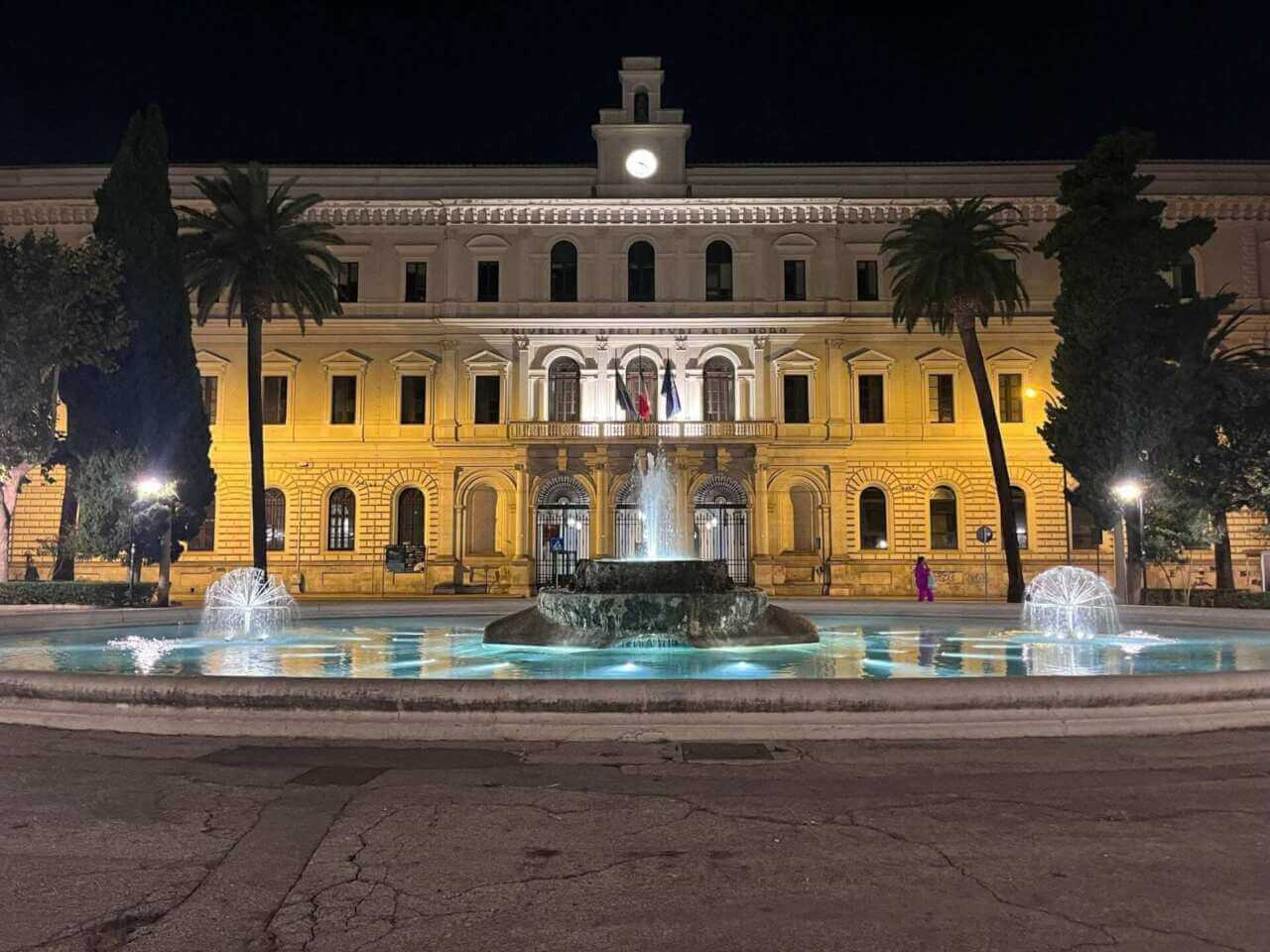 Bari, 14enne vittima di un gruppo di bulli: le prendono il telefono e lo gettano nella fontana Bari, 14enne vittima di un gruppo di bulli: le prendono il telefono e lo gettano nella fontana