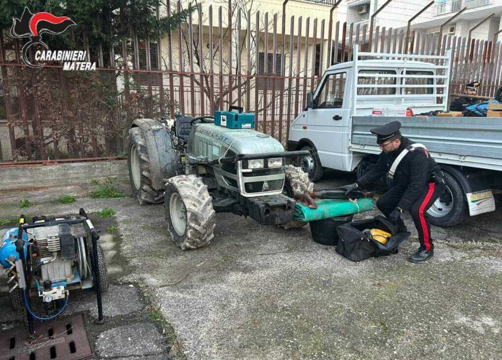 Montalbano Jonico, ruba un trattore in un’azienda agricola ma il Gps lo incastra: arrestato un 37enne Montalbano Jonico, ruba un trattore in un’azienda agricola ma il Gps lo incastra: arrestato un 37enne