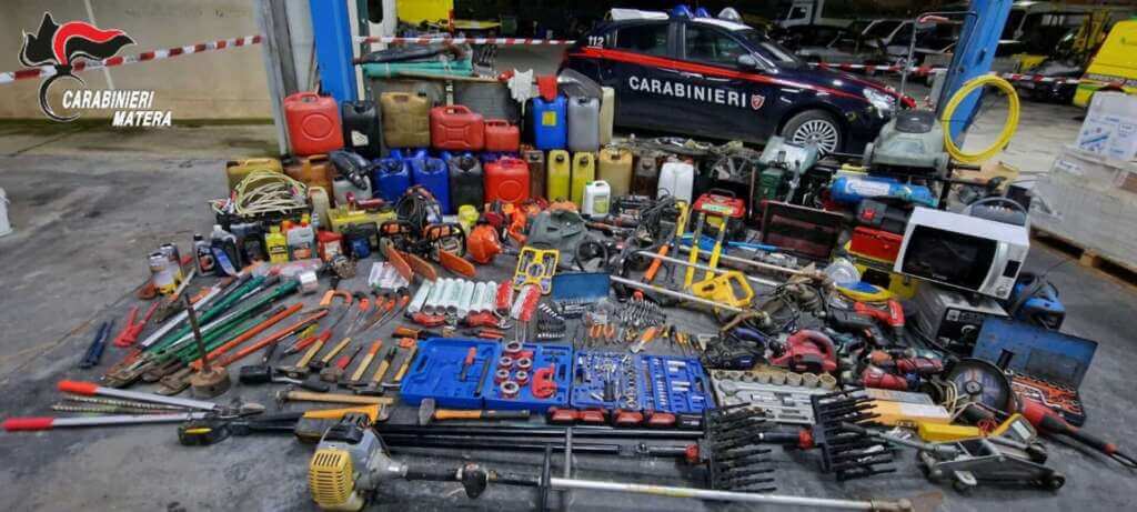 Montalbano Jonico, ruba un trattore in un’azienda agricola ma il Gps lo incastra: arrestato un 37enne Montalbano Jonico, ruba un trattore in un’azienda agricola ma il Gps lo incastra: arrestato un 37enne