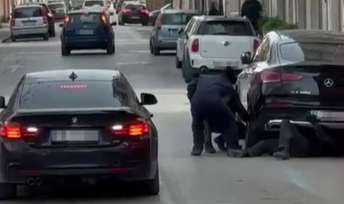 Cerignola, furto d’auto in pieno giorno: ladri indisturbati tra la gente che passeggia – VIDEO